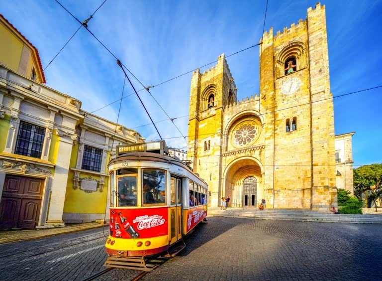 Catedral de Lisboa e Elétrico 28, icónico elétrico amarelo na Sé, Santa Maria Maior, Alfama, Lisboa, Portugal