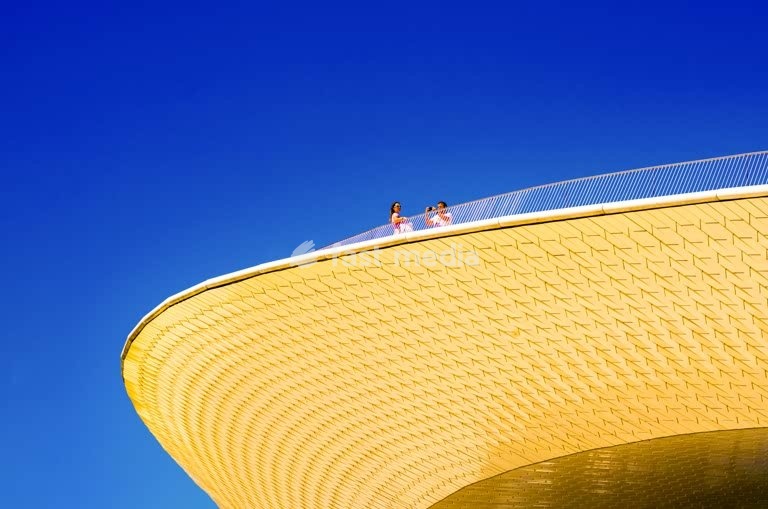 Museu MAAT, terraço panorâmico, junto ao rio Tejo, em Lisboa, Portugal – arquitetura moderna
