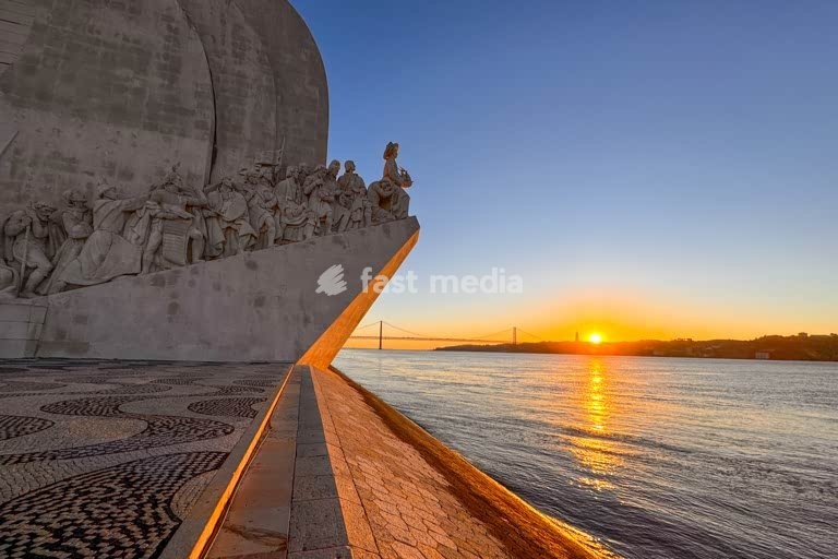 Padrão dos Descobrimentos at sunrise, Tagus River, Ponte 25 de Abril, Belém, Lisbon, Portugal