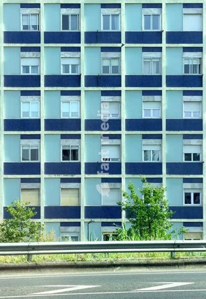 Blau gekachelte Wohnfassade, Rasterfenster, Plattenbau, Sozialbau, Lissabon, Portugal