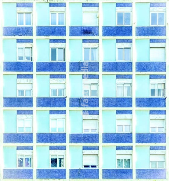: Fachada residencial azulejada, janelas em grelha, repetição, habitação social, Lisboa, Portugal
