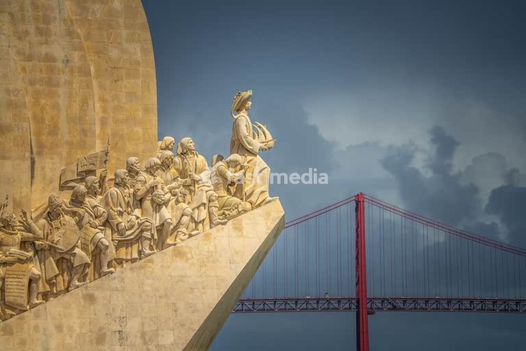 Padrão dos Descobrimentos, Tejo tempestuoso, Ponte 25 de Abril, Belém, Lisboa, Portugal