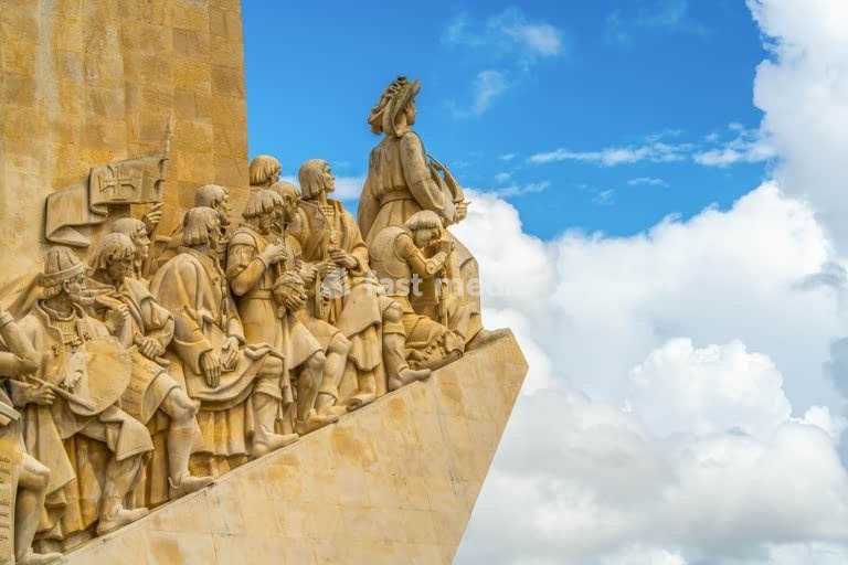 Padrão dos Descobrimentos: esculturas dos navegadores contra céu azul, Belém, Lisboa, Portugal