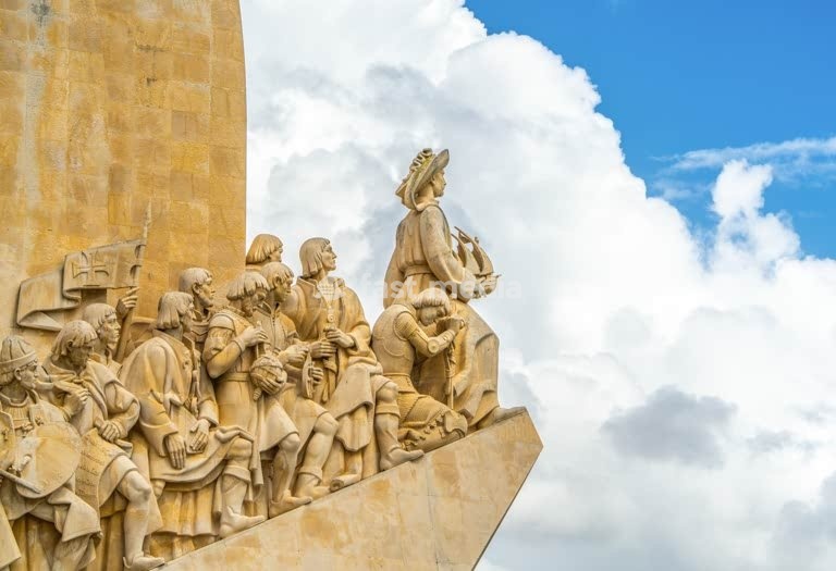 Padrão dos Descobrimentos: Entdeckerdenkmal vor dramatischem Wolkenhimmel, Belém, Lissabon, Portugal