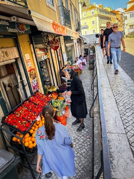Small shop selling fresh strawberries and oranges at street stall, Rua do Sacramento a Alcântara, Lisbon