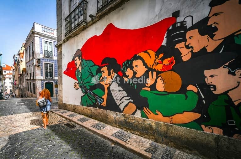 Mural da Revolução dos Cravos com peão na calçada do Bairro Alto, Lisboa, Portugal