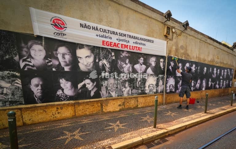 Trabalhador a colar cartazes de greve, atores de teatro, CGTP, Lisboa, Portugal