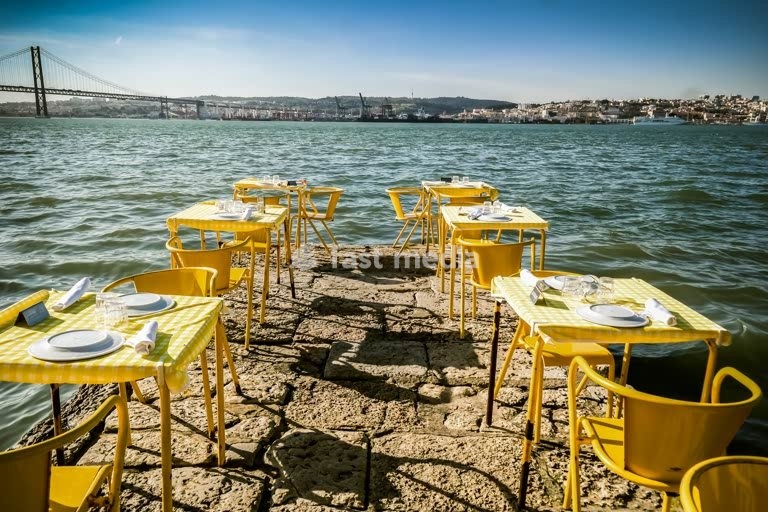 Ponto Final restaurant terrace, Tagus waterfront and 25 de Abril Bridge, Cacilhas, Almada, Lisbon, Portugal