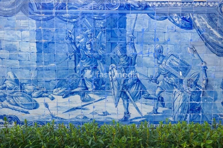 Lisbon. Tile picture showing Martim Moniz opening the gate for his troops in 1147 to take back Lisbon from Moorish occupation.