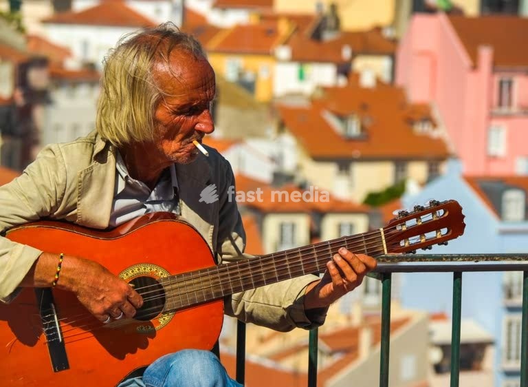 Lisbon. Guitar player on viewing point Portas do Sol, Alfama. Photo Peter Delius