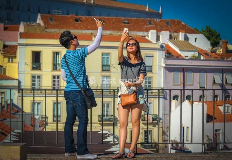 Lisbon. Selfie-takers seeing nothing but themselves. Photo Peter Delius
