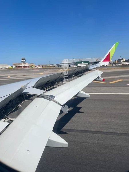 Airbus A320 der TAP bei der Landung in Lissabon, Landeklappen ausgefahren