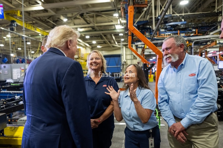 Trump visits Peterbilt headquarters