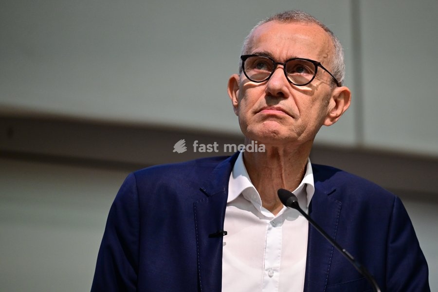 Vice-prime minister and minister and minister of Public Health and Social Affairs Frank Vandenbroucke pictured giving a speech at the Introductory lecture for the Political Science Course by Professors Devos and Bouteca, Tuesday 6 October 2026, in UGent