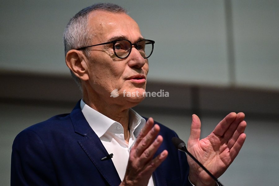 Vice-prime minister and minister and minister of Public Health and Social Affairs Frank Vandenbroucke pictured giving a speech at the Introductory lecture for the Political Science Course by Professors Devos and Bouteca, Tuesday 6 October 2026, in UGent