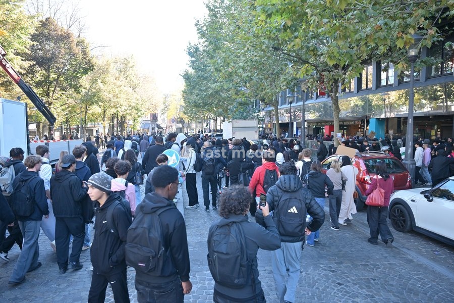 % students gather outside several schools in Liège during a protest against education reforms and budget cuts, on Tuesday 6 October 2026. Yesterday police arrested 16 people after the protests turned violent. The protests in French-speaking Belgium have been ongoing for months, following a series…