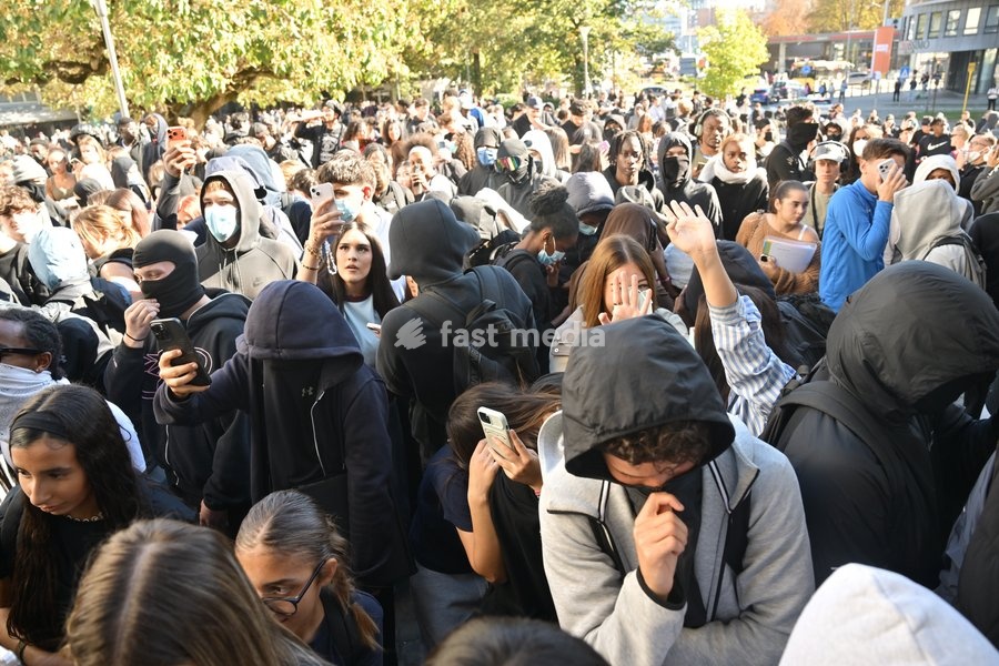 % students gather outside several schools in Liège during a protest against education reforms and budget cuts, on Tuesday 6 October 2026. Yesterday police arrested 16 people after the protests turned violent. The protests in French-speaking Belgium have been ongoing for months, following a series…