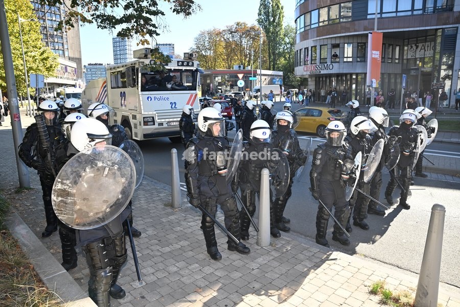 Police is picture as students gather outside several schools in Liège during a protest against education reforms and budget cuts, on Tuesday 6 October 2026. Yesterday police arrested 16 people after the protests turned violent. The protests in French-speaking Belgium have been ongoing for months,…
