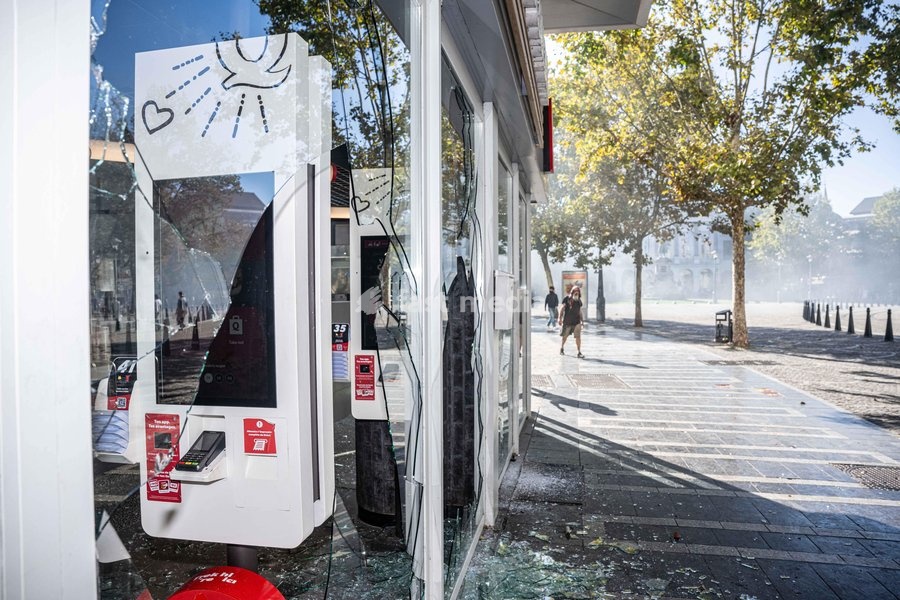 Vandalism to the windows of a Quick as students gather outside several schools in Liège during a protest against education reforms and budget cuts, on Tuesday 6 October 2026. Yesterday police arrested 16 people after the protests turned violent. The protests in French-speaking Belgium have been…