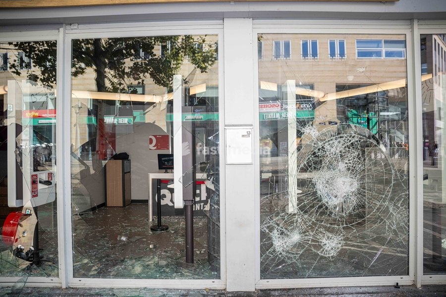 Vandalism to the windows of a Quick as students gather outside several schools in Liège during a protest against education reforms and budget cuts, on Tuesday 6 October 2026. Yesterday police arrested 16 people after the protests turned violent. The protests in French-speaking Belgium have been…
