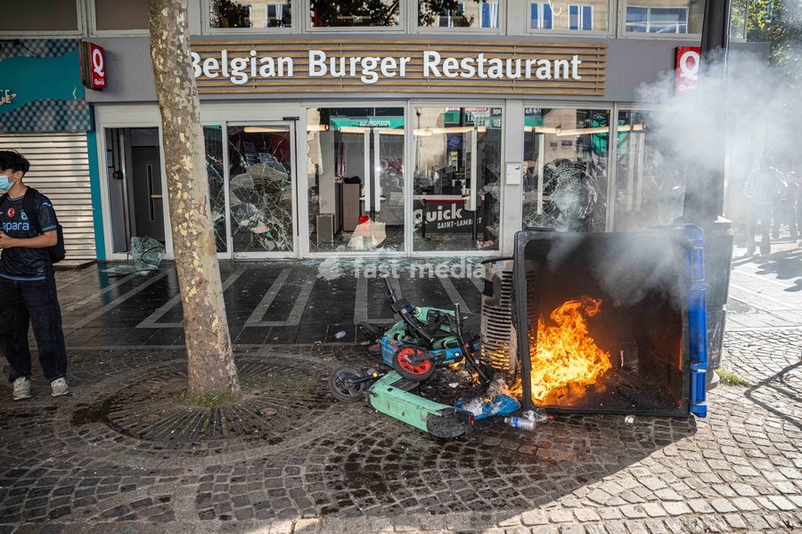 Vandalism to the windows of a Quick fast-food and a small fire as students gather outside several schools in Liège during a protest against education reforms and budget cuts, on Tuesday 6 October 2026. Yesterday police arrested 16 people after the protests turned violent. The protests in…