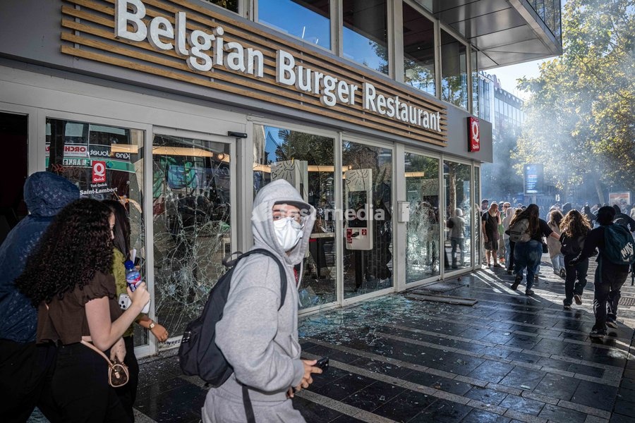 Vandalism to the windows of a Quick as students gather outside several schools in Liège during a protest against education reforms and budget cuts, on Tuesday 6 October 2026. Yesterday police arrested 16 people after the protests turned violent. The protests in French-speaking Belgium have been…