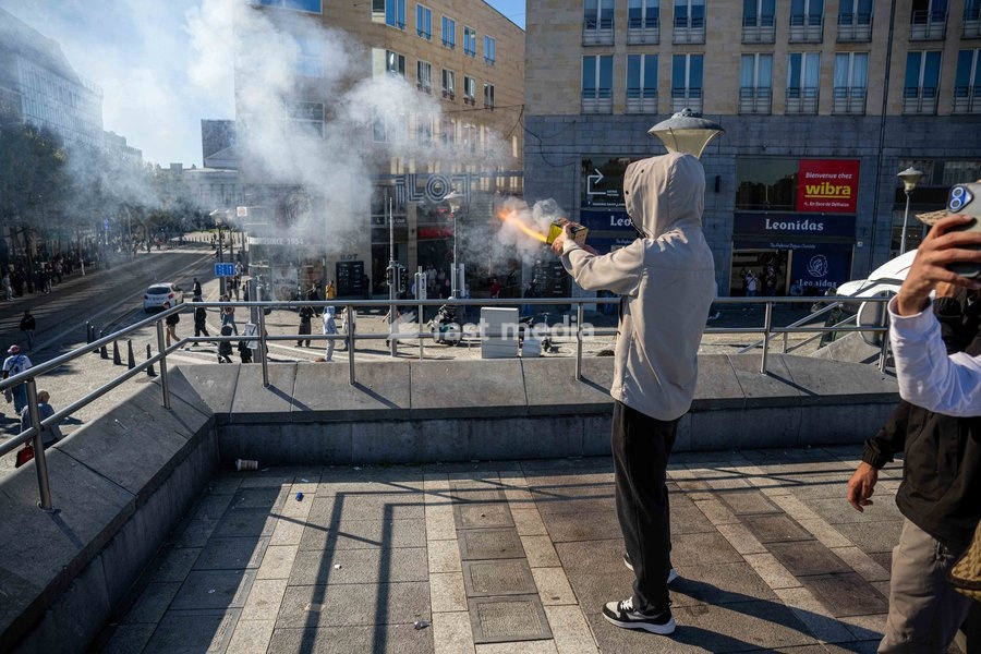 Someone hold a flame, part of incidents as students gather outside several schools in Liège during a protest against education reforms and budget cuts, on Tuesday 6 October 2026. Yesterday police arrested 16 people after the protests turned violent. The protests in French-speaking Belgium have been…