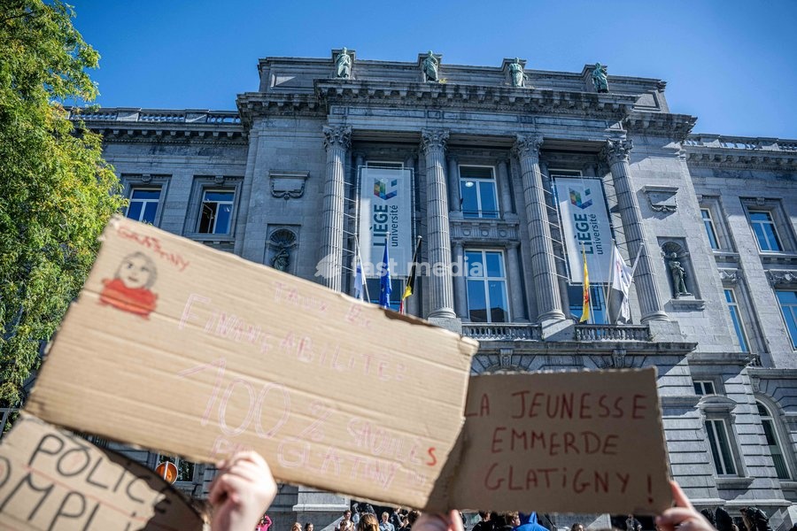 A note saying 'La jeunesse emmerde Glatigny' as students gather outside several schools in Liège during a protest against education reforms and budget cuts, on Tuesday 6 October 2026. Yesterday police arrested 16 people after the protests turned violent. The protests in French-speaking Belgium have…