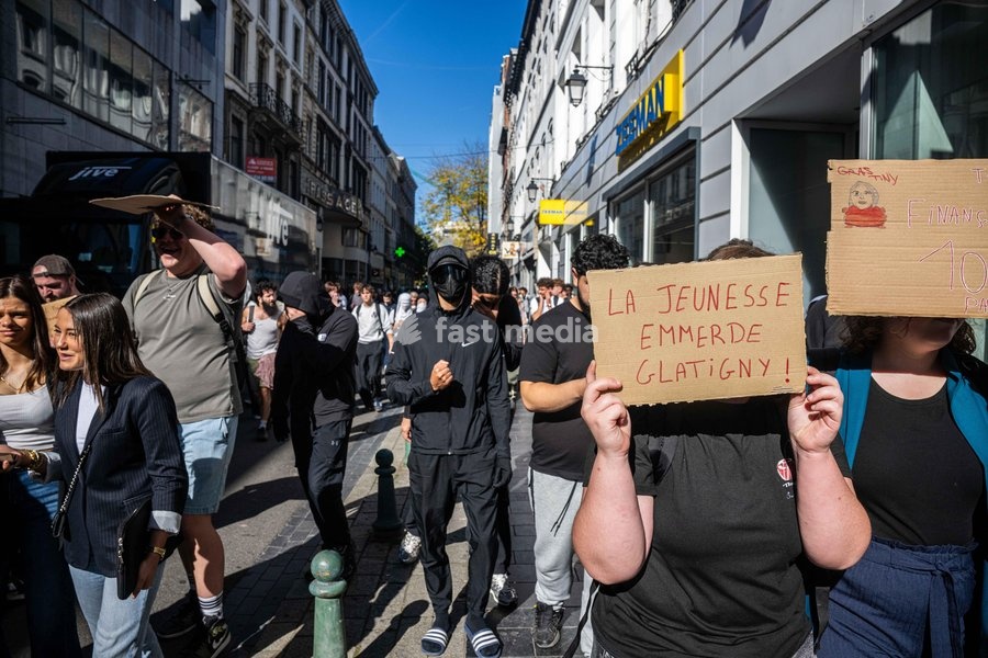 A note saying 'La jeunesse emmerde Glatigny' as students gather outside several schools in Liège during a protest against education reforms and budget cuts, on Tuesday 6 October 2026. Yesterday police arrested 16 people after the protests turned violent. The protests in French-speaking Belgium have…