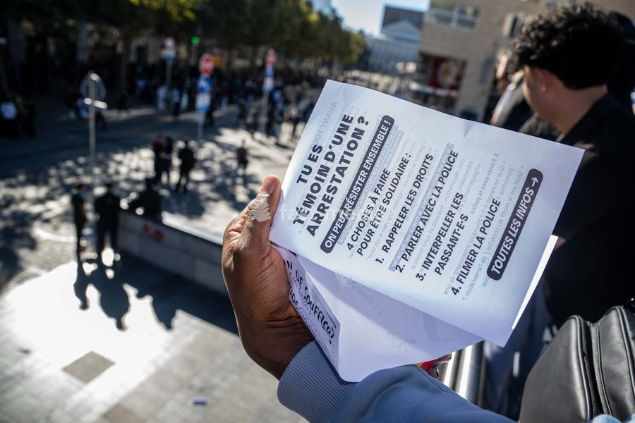Someone hold a paper giving advice if someone witness an arrestation near incidents students gather outside several schools in Liège during a protest against education reforms and budget cuts, on Tuesday 6 October 2026. Yesterday police arrested 16 people after the protests turned violent. The…