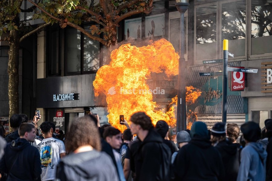 Vandalism to the windows of a Quick fast-food and a fire as students gather outside several schools in Liège during a protest against education reforms and budget cuts, on Tuesday 6 October 2026. Yesterday police arrested 16 people after the protests turned violent. The protests in French-speaking…