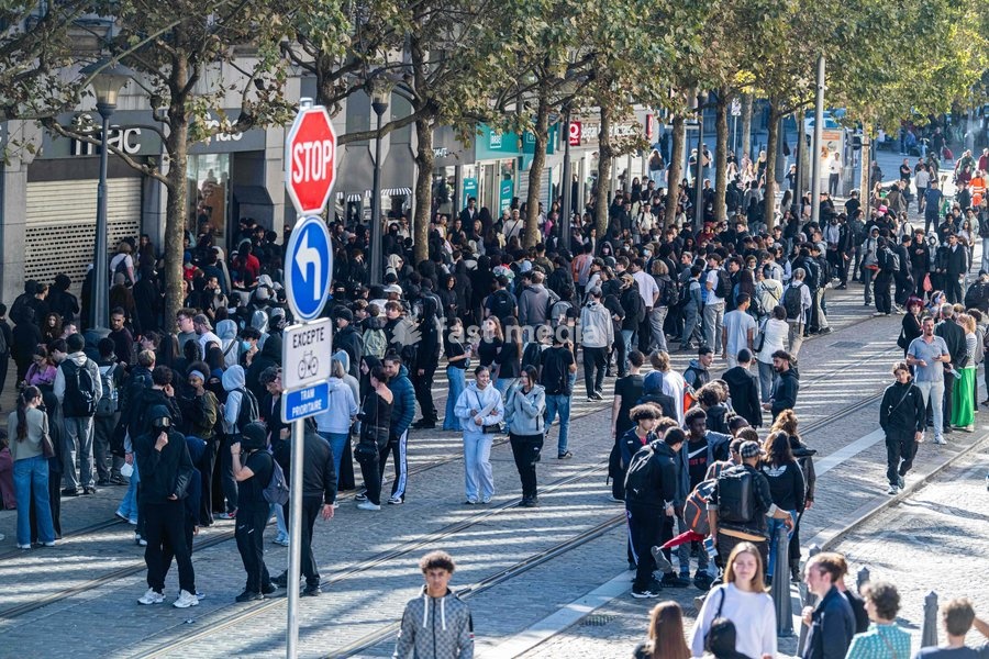 Students gather outside several schools in Liège during a protest against education reforms and budget cuts, on Tuesday 6 October 2026. Yesterday police arrested 16 people after the protests turned violent. The protests in French-speaking Belgium have been ongoing for months, following a series of…