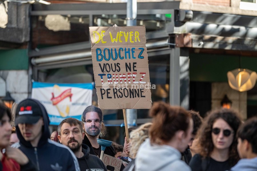 A slogan saying 'De Wever, Bouchez vous ne trumpez personne" as students gather outside several schools in Liège during a protest against education reforms and budget cuts, on Tuesday 6 October 2026. Yesterday police arrested 16 people after the protests turned violent. The protests in…