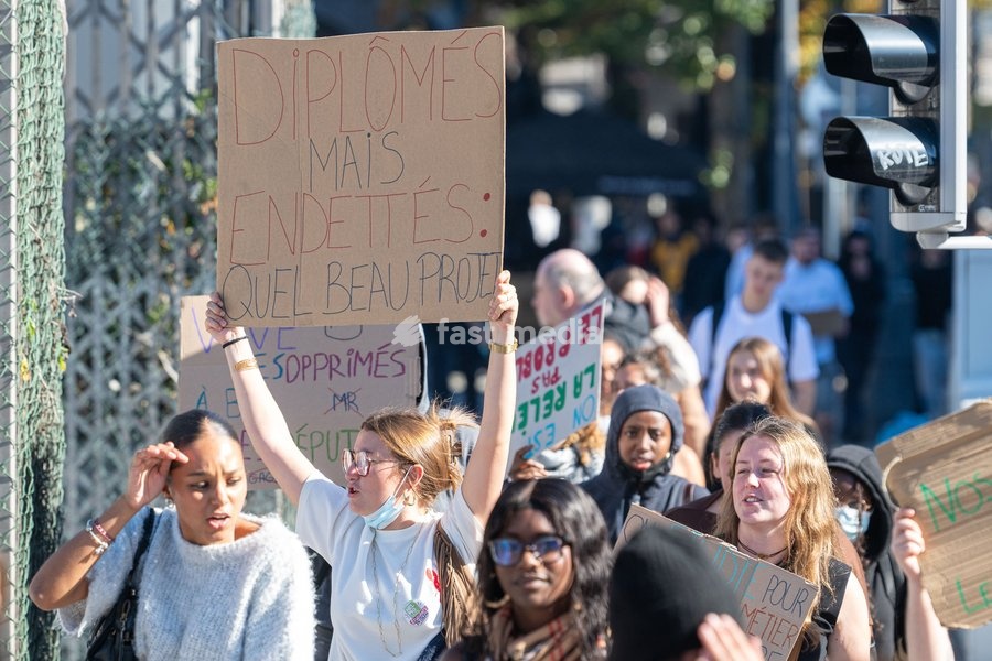 A note saying 'Diplômés mais endettés : Quel beau projet' at students gather outside several schools in Liège during a protest against education reforms and budget cuts, on Tuesday 6 October 2026. Yesterday police arrested 16 people after the protests turned violent. The protests in French-speaking…
