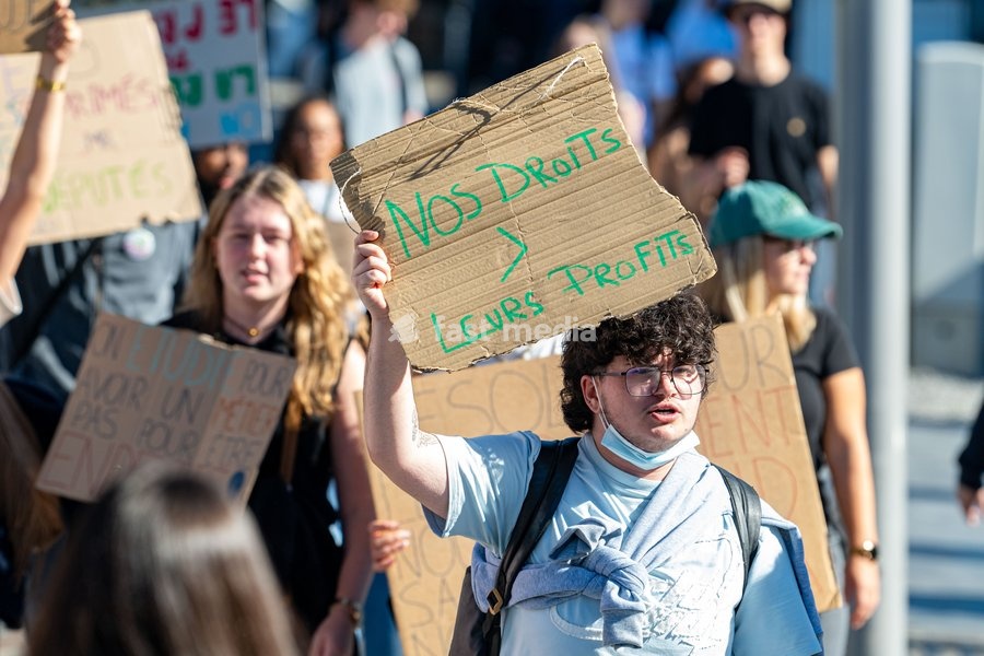 A note saying 'Nos Droites Leurs Profits' as students gather outside several schools in Liège during a protest against education reforms and budget cuts, on Tuesday 6 October 2026. Yesterday police arrested 16 people after the protests turned violent. The protests in French-speaking Belgium have…