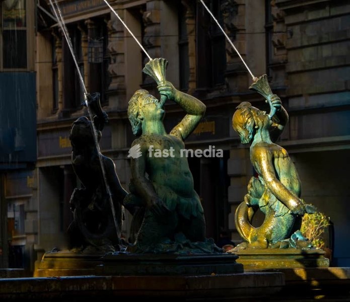Bronze mermaid fountain, water jets, patina, Burgplatz, Braunschweig, Lower Saxony, Germany
