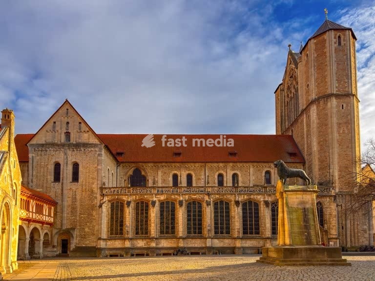 Brunswick Cathedral, Lion Monument, Burgplatz cobblestone square, Braunschweig, Lower Saxony, Germany
