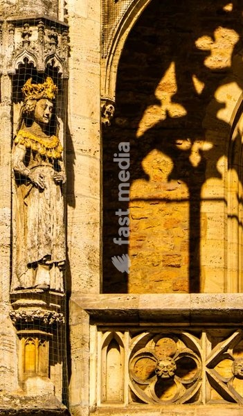 Gothic gable, tracery window, stone saints, Altstadtrathaus, Braunschweig, Lower Saxony, Germany