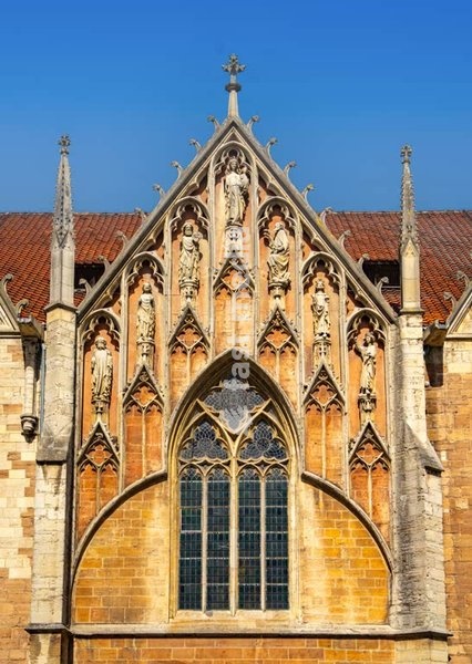 Gothic gable, tracery window, stone saints, Altstadtrathaus, Braunschweig, Lower Saxony, Germany
