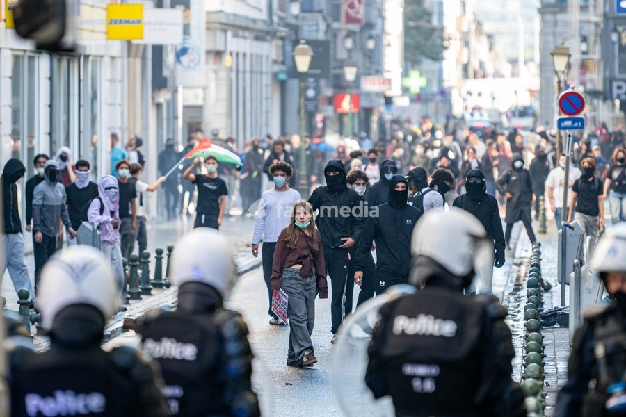 Youths confront riot police as students gather outside several schools in Liège during a protest against education reforms and budget cuts, on Tuesday 6 October 2026. Yesterday police arrested 16 people after the protests turned violent. The protests in French-speaking Belgium have been ongoing for…