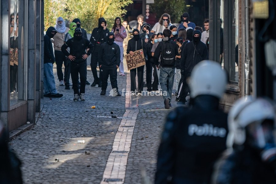 Youths confront riot police as students gather outside several schools in Liège during a protest against education reforms and budget cuts, on Tuesday 6 October 2026. Yesterday police arrested 16 people after the protests turned violent. The protests in French-speaking Belgium have been ongoing for…
