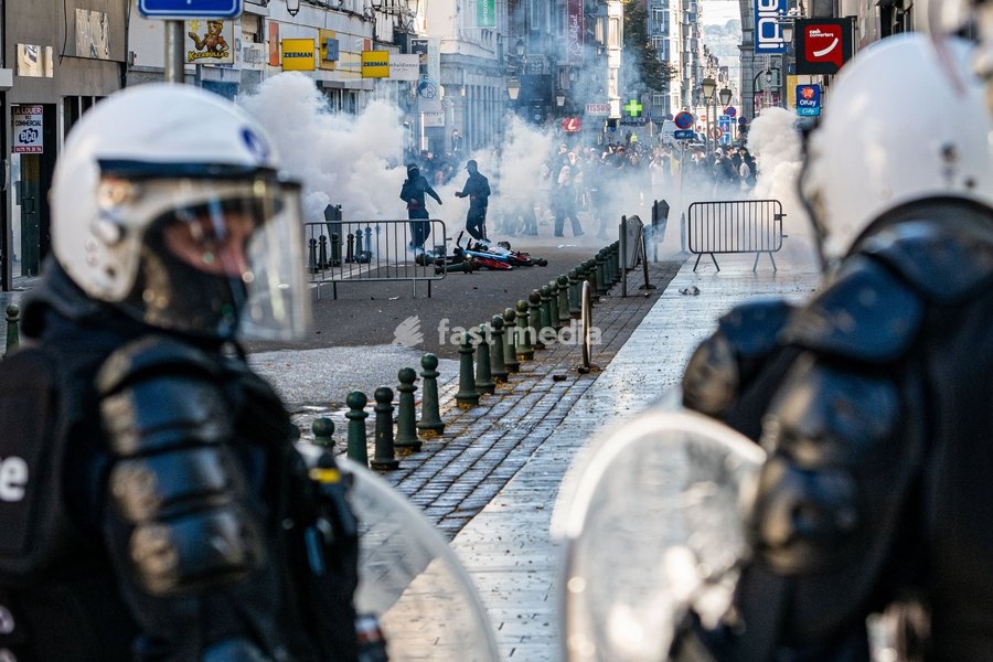 Riot police deploys teargas grenades as students gather outside several schools in Liège during a protest against education reforms and budget cuts, on Tuesday 6 October 2026. Yesterday police arrested 16 people after the protests turned violent. The protests in French-speaking Belgium have been…