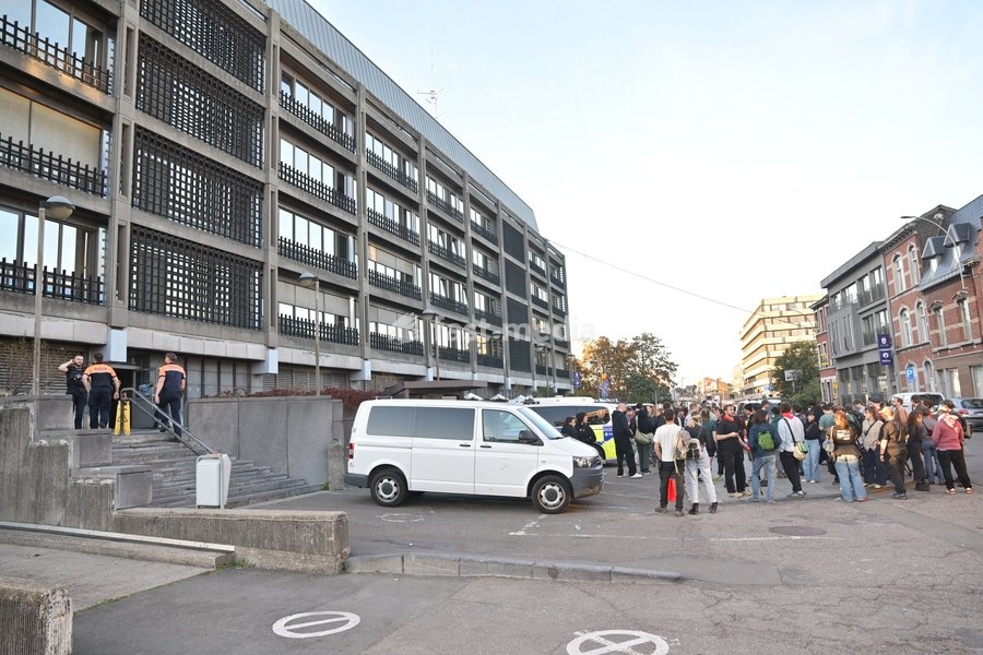 A gathering of parents in front of a police station regarding the police and students gathering in schools in Liège, on Tuesday 6 October 2026. Yesterday police arrested 16 people after the protests turned violent. The protests in French-speaking Belgium have been ongoing for months, following a…