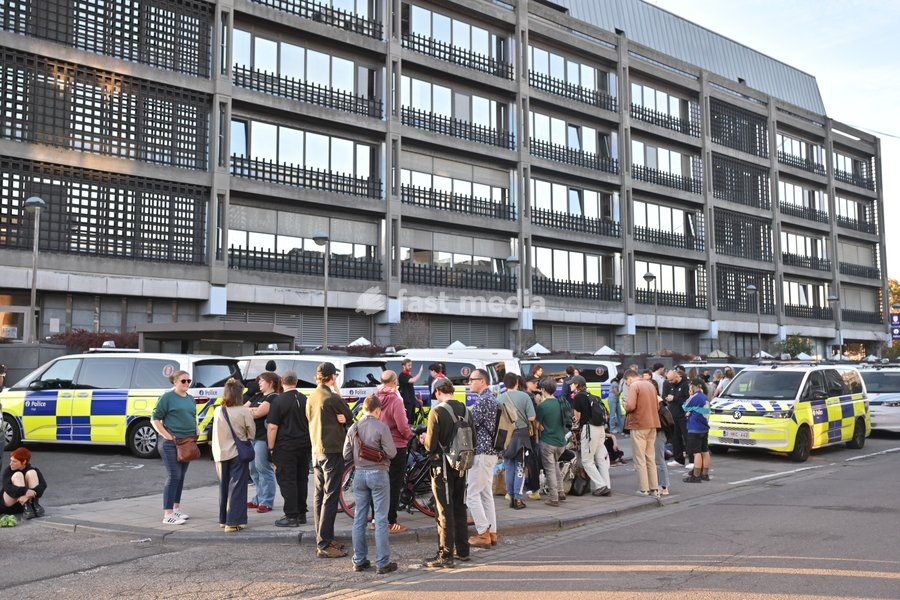 A gathering of parents in front of a police station regarding the police and students gathering in schools in Liège, on Tuesday 6 October 2026. Yesterday police arrested 16 people after the protests turned violent. The protests in French-speaking Belgium have been ongoing for months, following a…