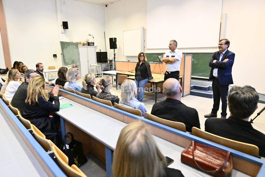 Liege mayor Willy Demeyer (R), Liege police zone chief Jean-Marc Demelenne(C) meet with a delegation of students after recents incidents, on Wednesday 7 October 2026. On Monday police arrested 16 people after the protests turned violent. About a hundred rioters continued to vandalize the city…