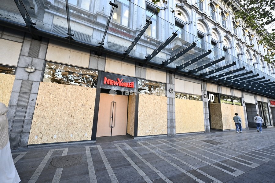 Damage on the Quick fast-food restaurant pictured on Wednesday 7 October 2026. On Monday police arrested 16 people after the protests turned violent. About a hundred rioters continued to vandalize the city centre and face police on Tuesday. This Wednesday, police and Liege mayor called students to…