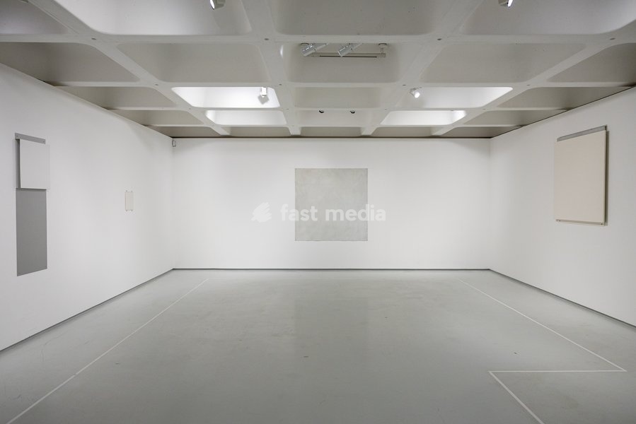 Orrin, 1967 (centre) with Arrow, 1976 (left) and Attendant, 1984 (right) on display at Robert Ryman: The Real Thing at the Barbican Art Gallery, London, UK, on 7 October 2026. The first significant UK exhibition of American minimalist and conceptual painter Robert Ryman (1930–2019) in over 30 years…