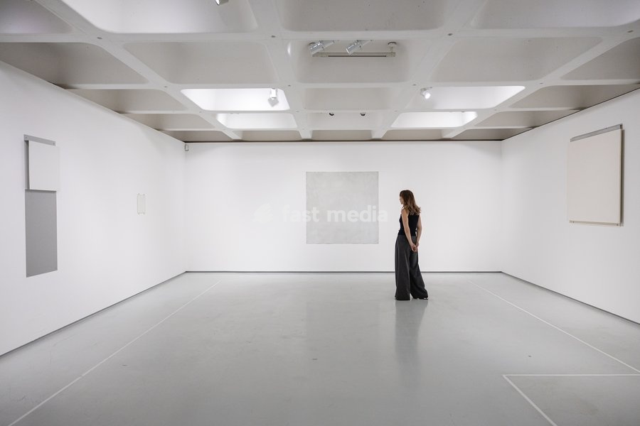 Orrin, 1967 (centre) with Arrow, 1976 (left) and Attendant, 1984 (right) on display at Robert Ryman: The Real Thing at the Barbican Art Gallery, London, UK, on 7 October 2026. The first significant UK exhibition of American minimalist and conceptual painter Robert Ryman (1930–2019) in over 30 years…