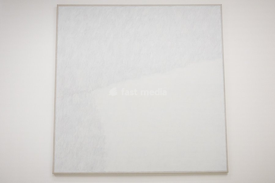 Surface Veill II, ca. 1970 on display at Robert Ryman: The Real Thing at the Barbican Art Gallery, London, UK, on 7 October 2026. The first significant UK exhibition of American minimalist and conceptual painter Robert Ryman (1930–2019) in over 30 years brings together six decades of work, on view…