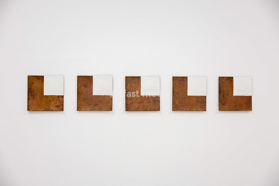 Untitled, 1973 on display at Robert Ryman: The Real Thing at the Barbican Art Gallery, London, UK, on 7 October 2026. The first significant UK exhibition of American minimalist and conceptual painter Robert Ryman (1930–2019) in over 30 years brings together six decades of work, on view from 8…